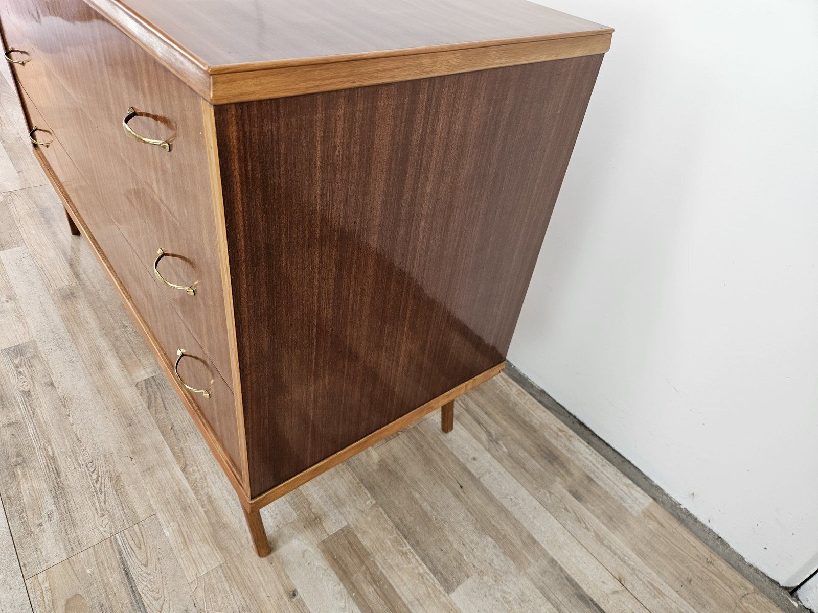 Commode en noyer, intérieur doublé, poignées en laiton, 1950 photo vintage