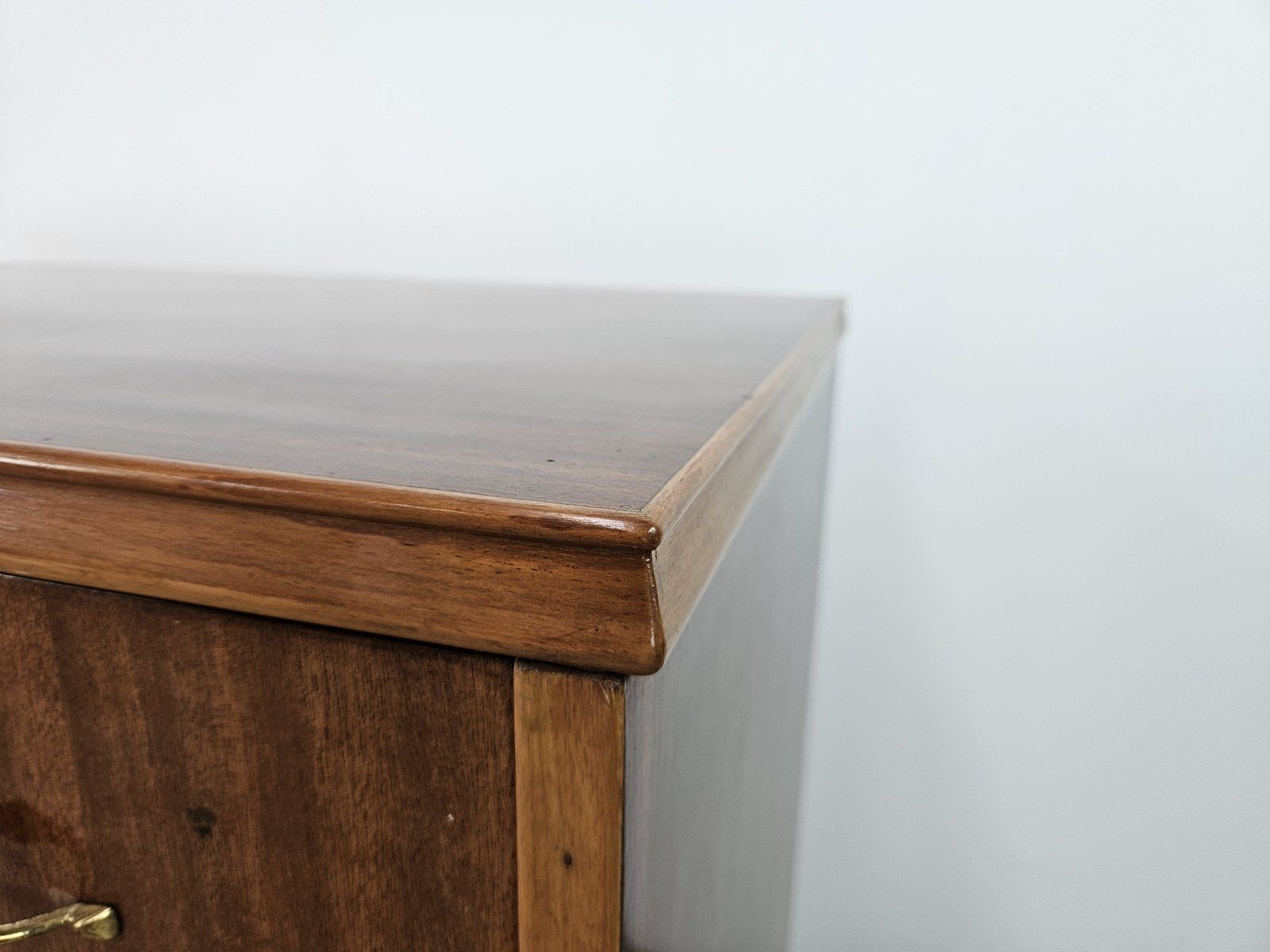 photo furniture Commode en noyer, intérieur doublé, poignées en laiton, 1950