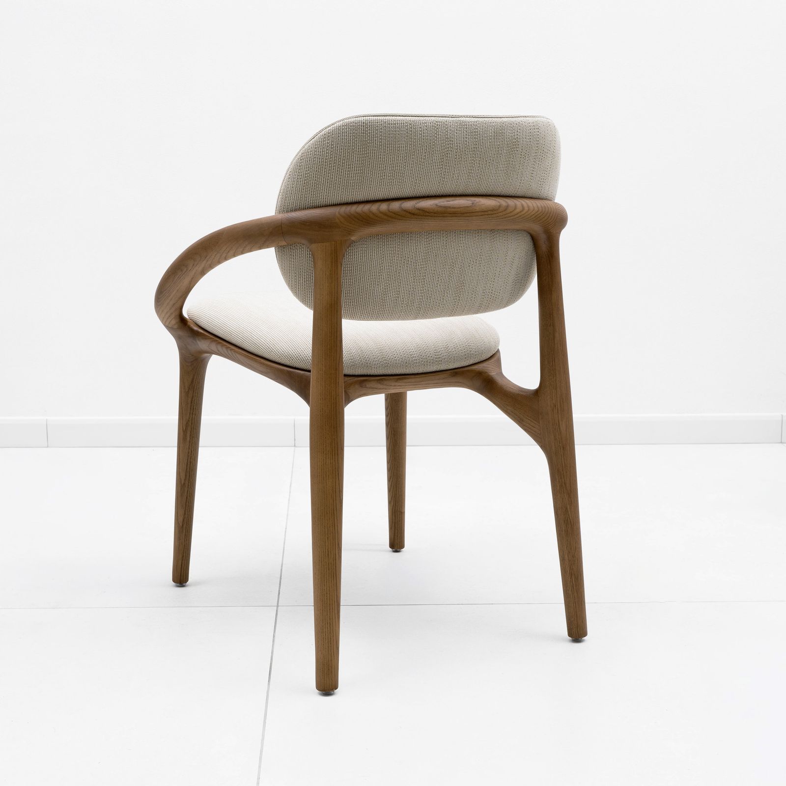 Set van zes Italiaanse hedendaagse eetkamerstoelen met sculpturaal gebogen frame photo Meubels