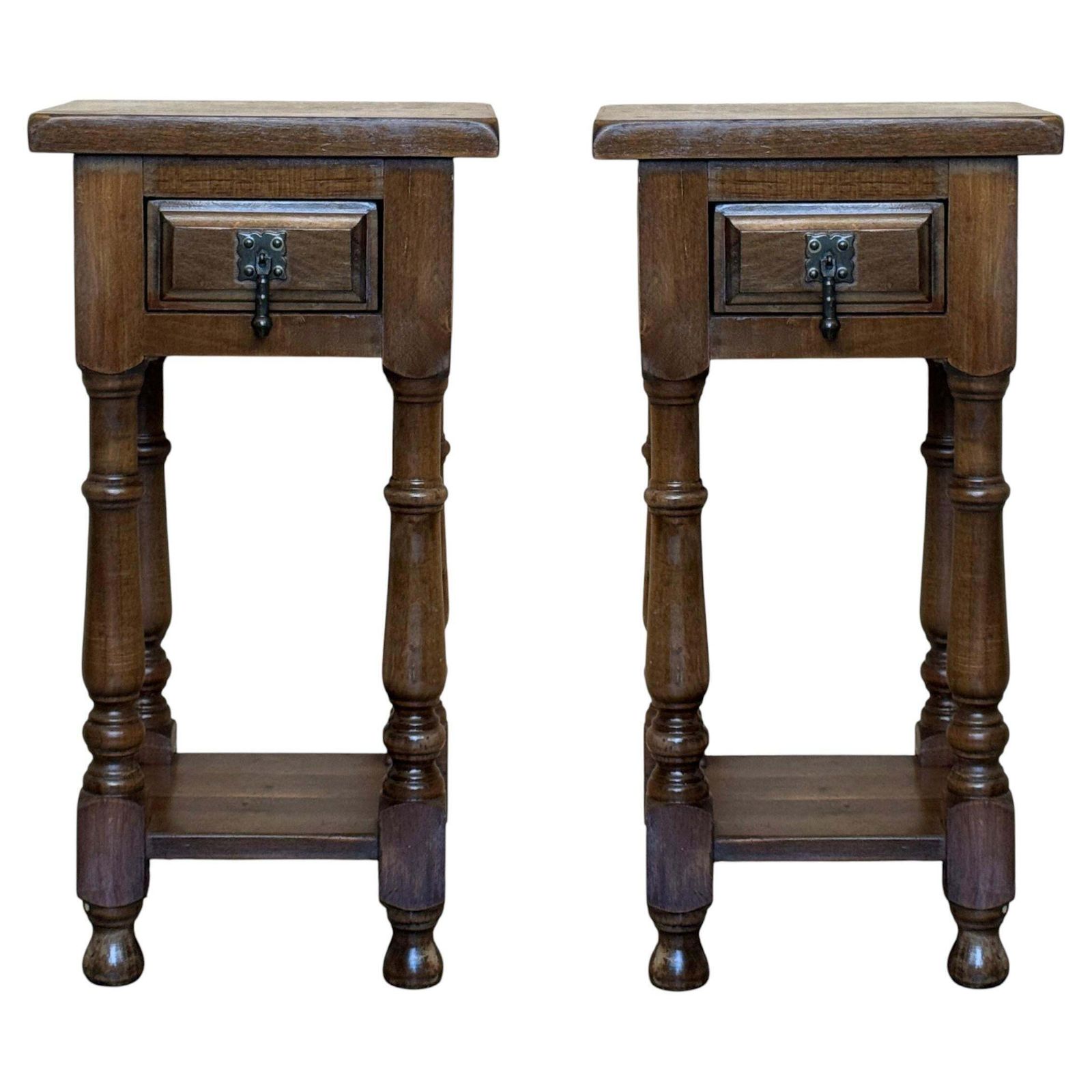 Tables de chevet d'époque espagnoles étroites en noyer, avec tiroir et étagère basse