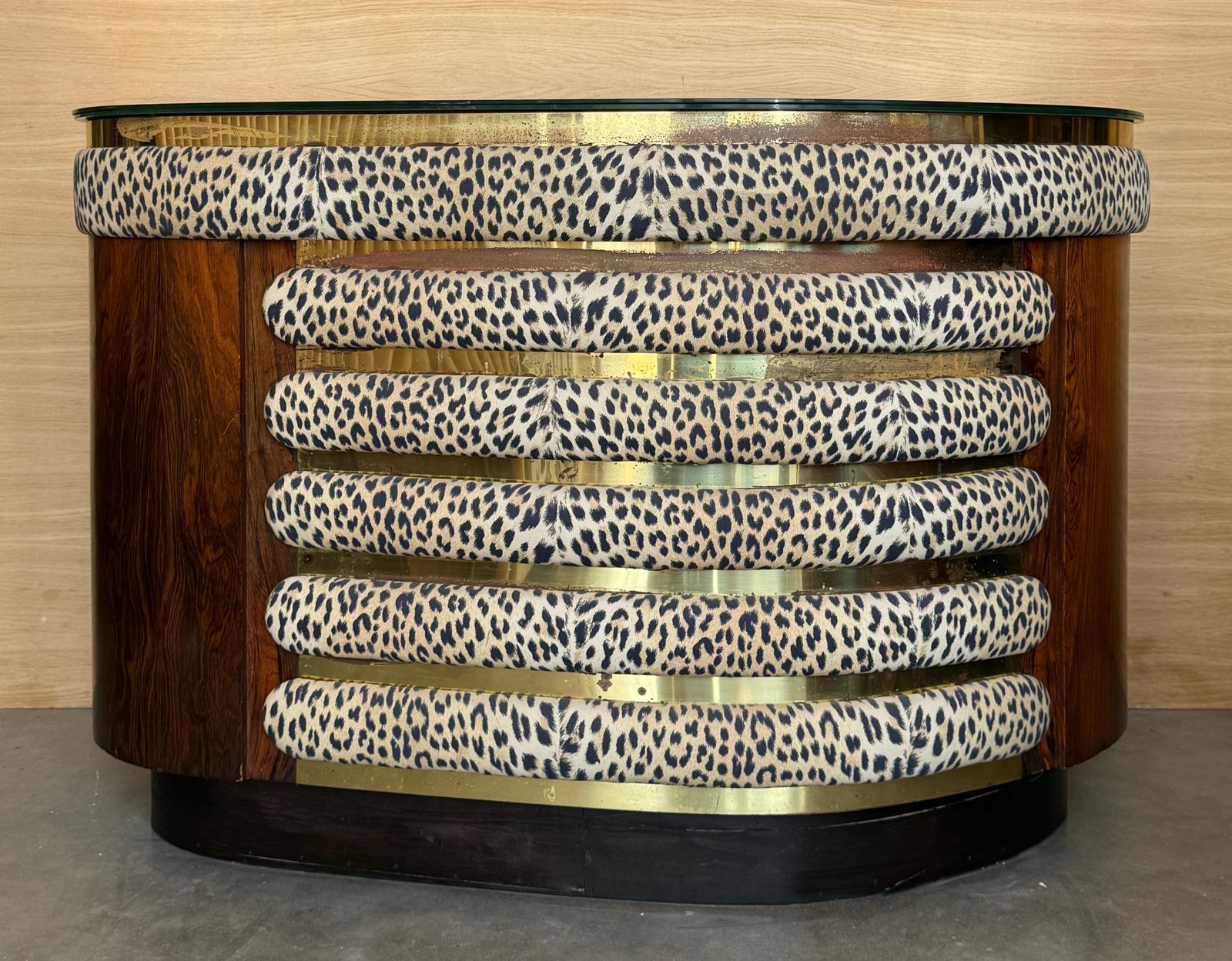 Cabinet bar Art déco incurvé, panneaux tapissés et accessoires en laiton photo furniture