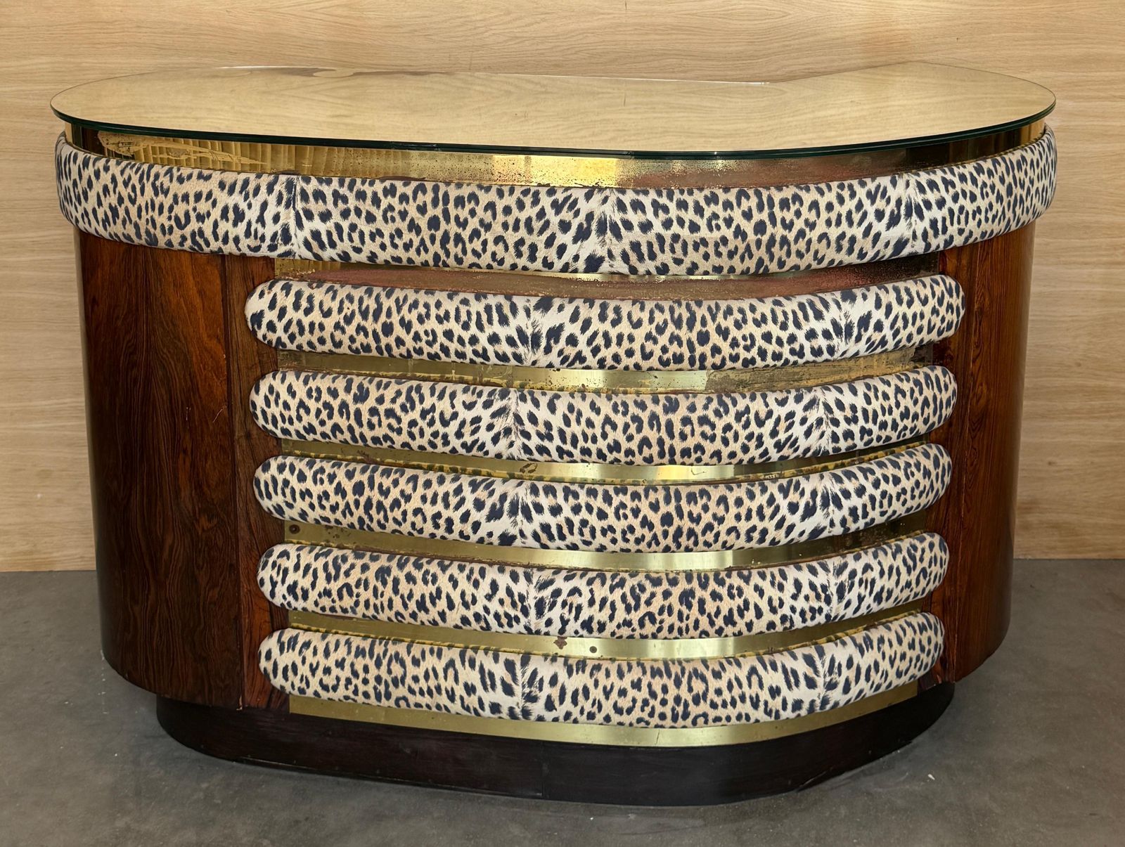 Cabinet bar Art déco incurvé, panneaux tapissés et accessoires en laiton photo Mobilier