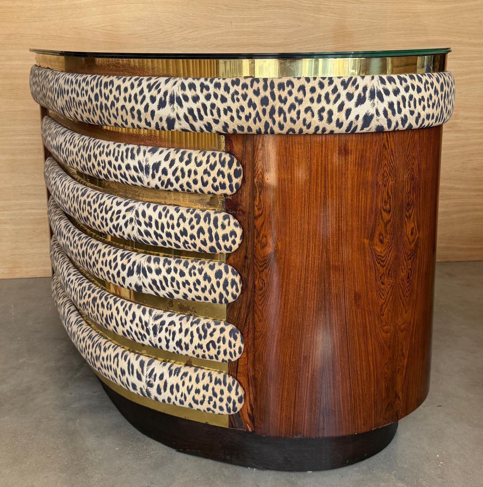 Cabinet bar Art déco incurvé, panneaux tapissés et accessoires en laiton photo buy