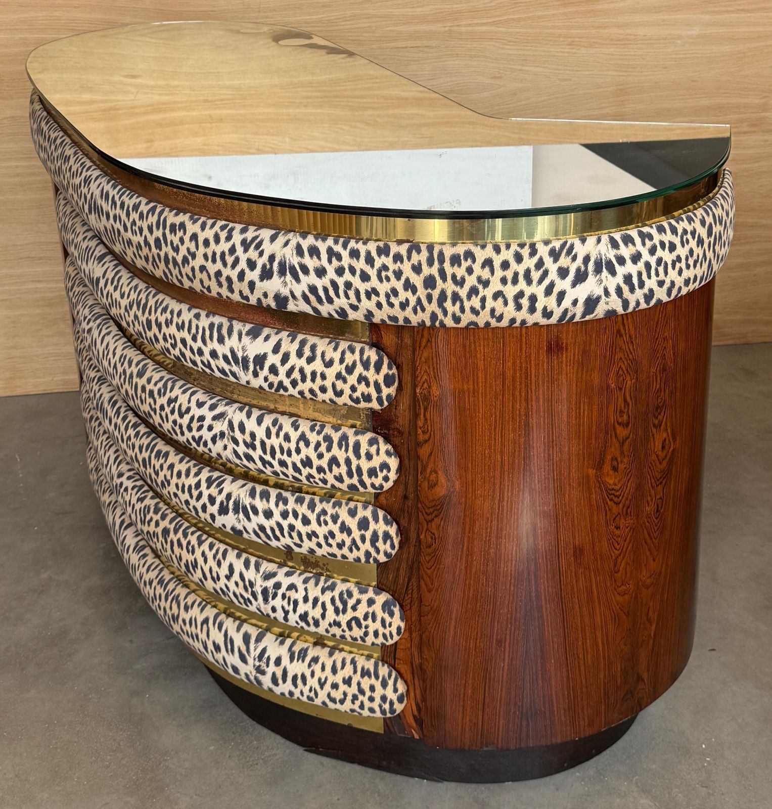 Cabinet bar Art déco incurvé, panneaux tapissés et accessoires en laiton photo vintage