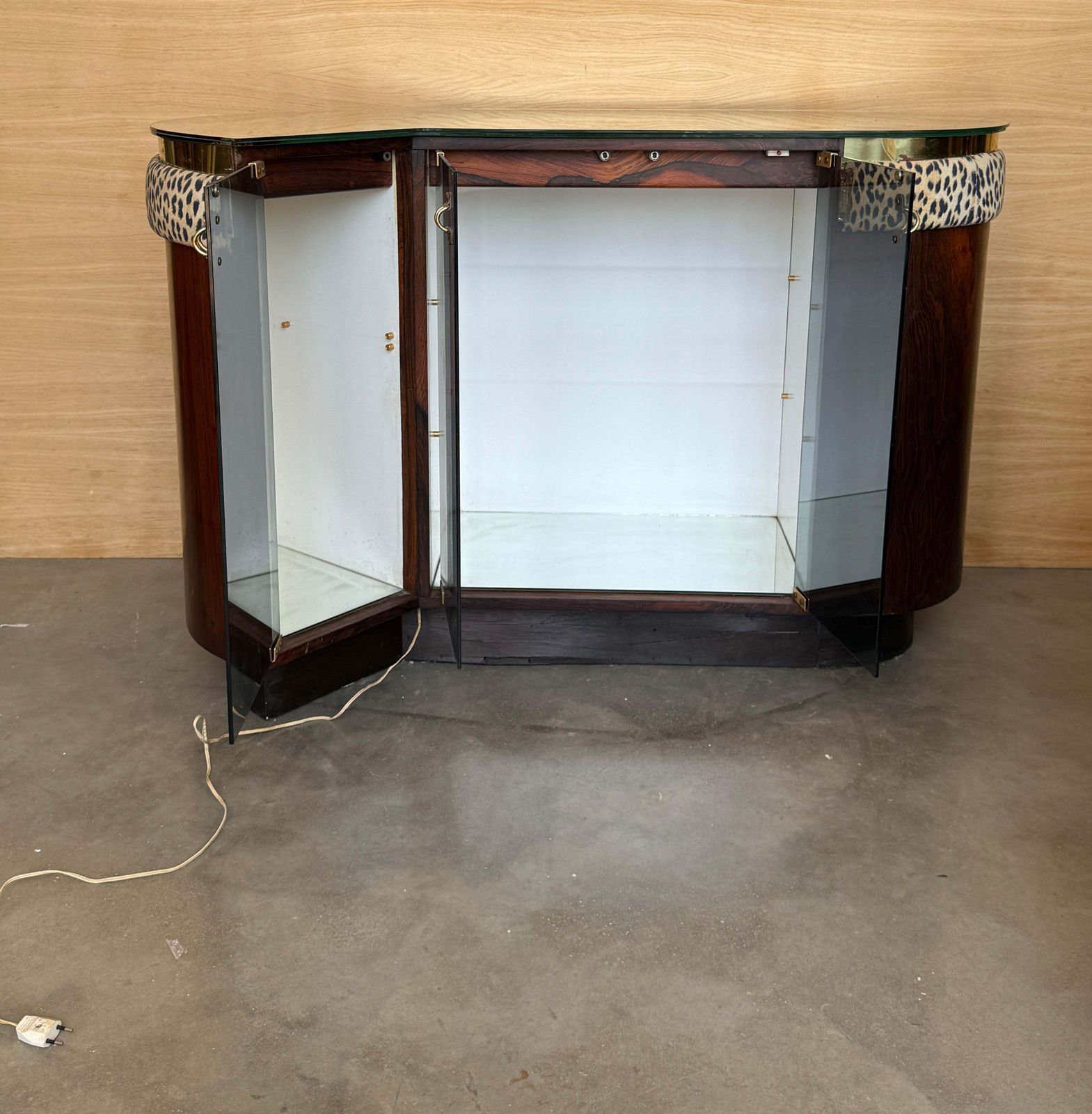 photo for sale Cabinet bar Art déco incurvé, panneaux tapissés et accessoires en laiton
