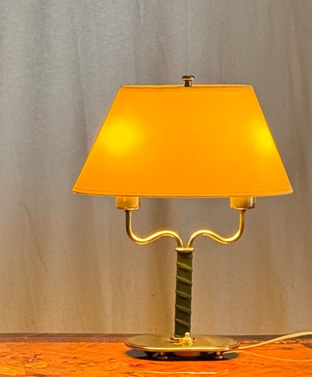 Verlichting Tafellamp 2388 van Josef Frank, messing frame met groen leer, Zweden photo
