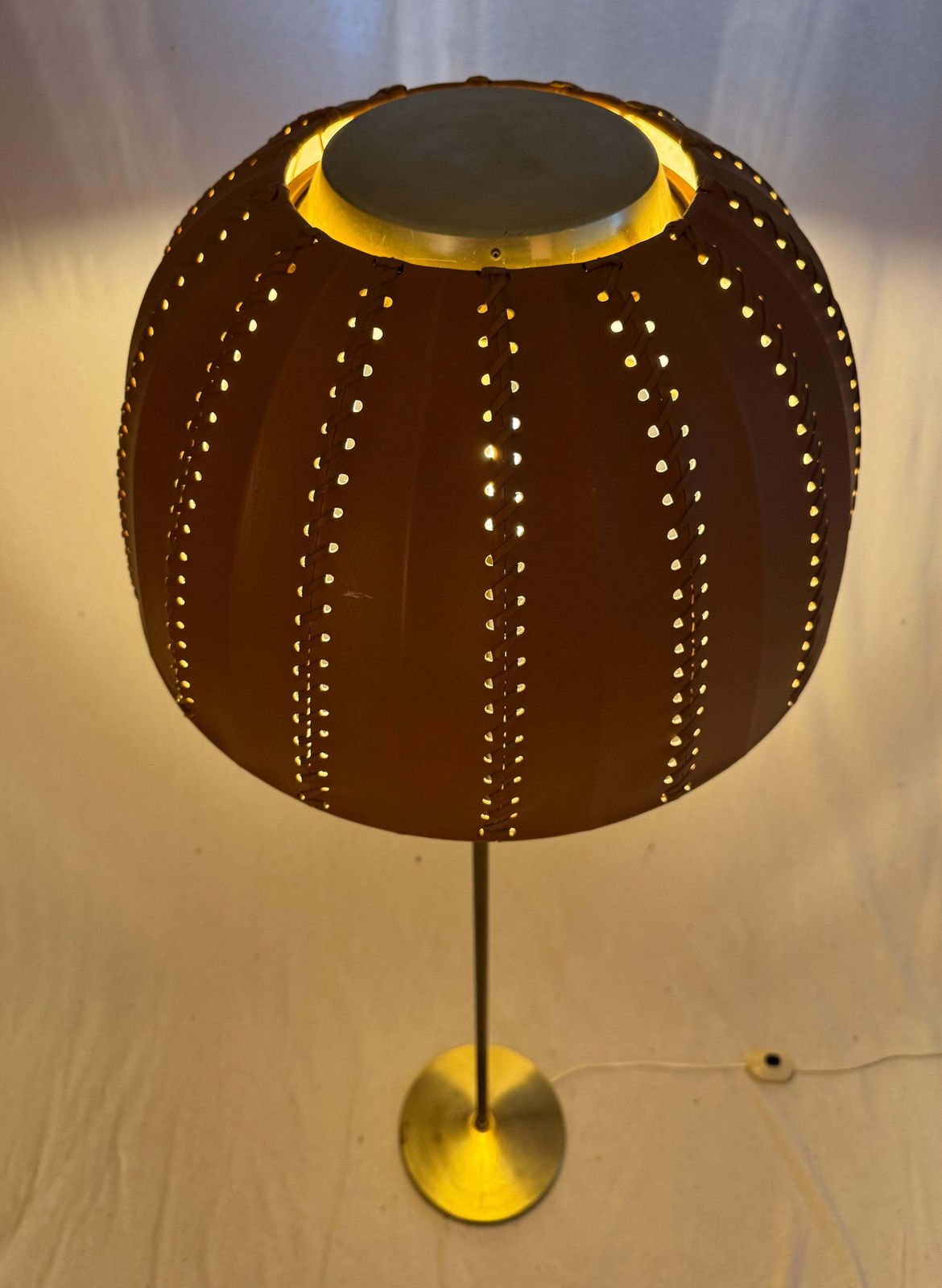 photo vinterior Hans Agne Jakobsson G 52/M, Floor Lamp With A Leather Shade