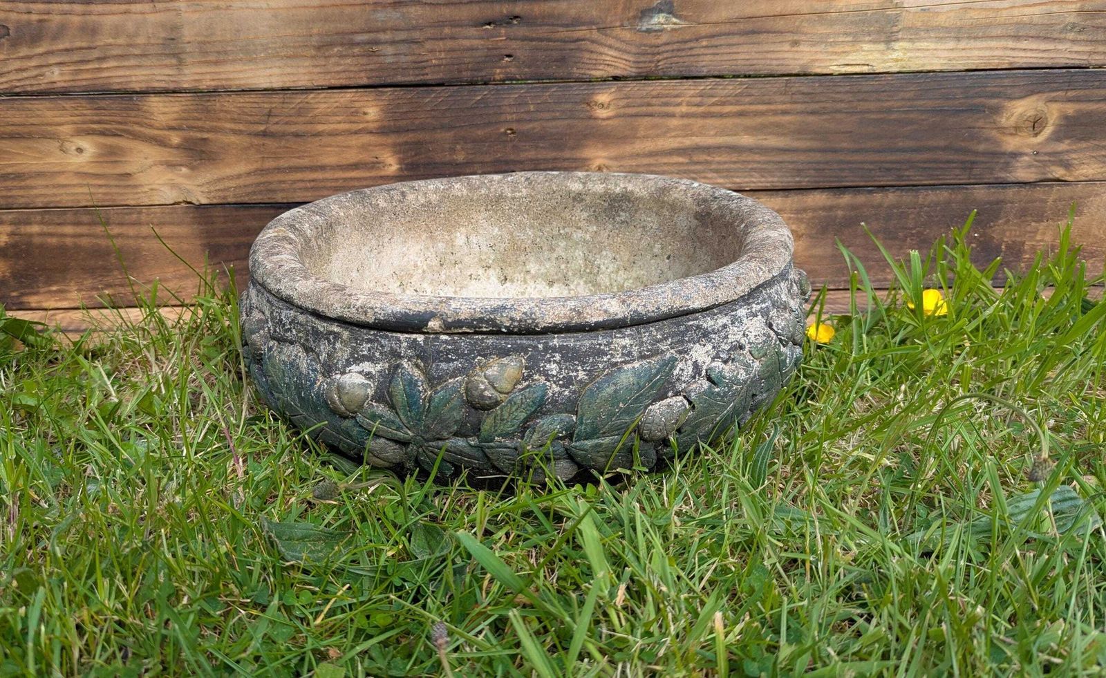 Antieke stenen plantenbak, zwaar, eikels photo Woonaccessoires