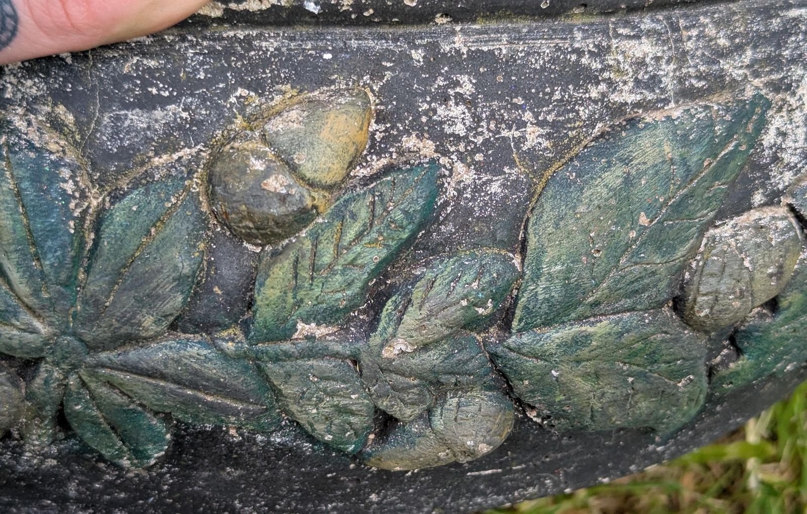 Antieke stenen plantenbak, zwaar, eikels photo vinterior