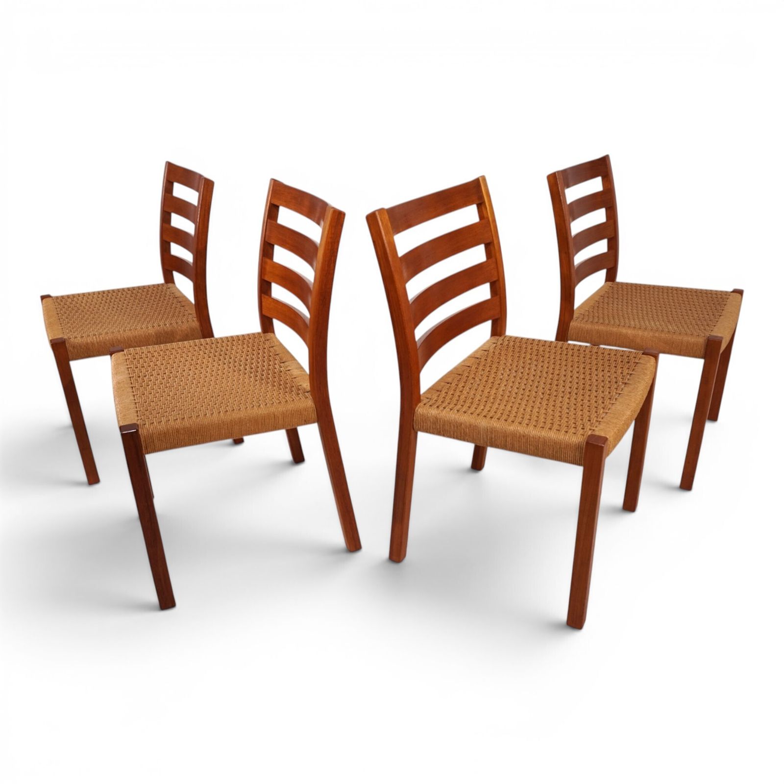 photo vintage Niels Otto Møller Model 408, set van 4 teakhouten eetkamerstoelen met papercord bekleding voor J.L. Møllers, 1975