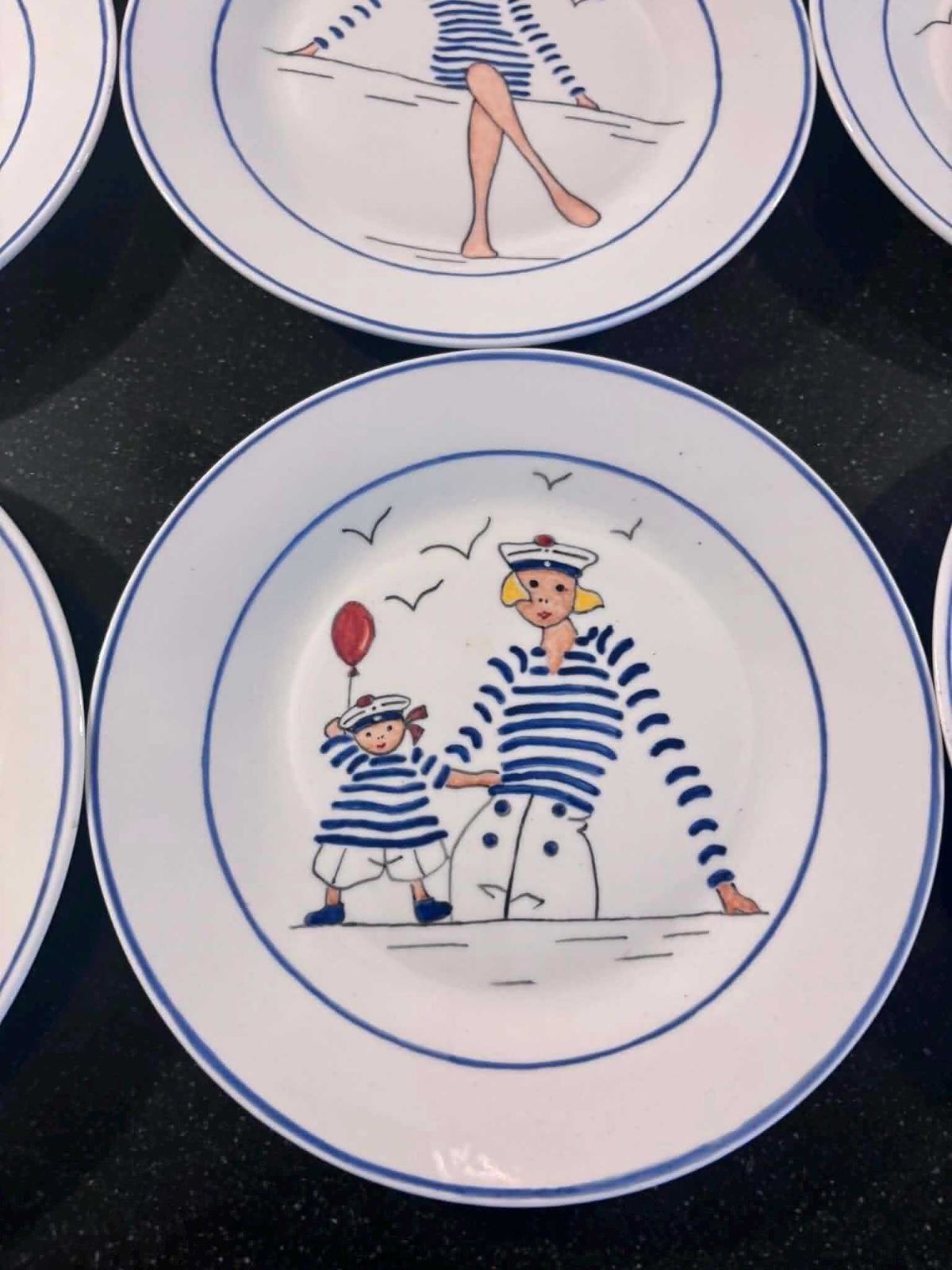 Service de 8 assiettes en porcelaine française peintes à la main, décor de marins inspiré de Rue du Port, vaisselle nautique et côtière photo vinterior