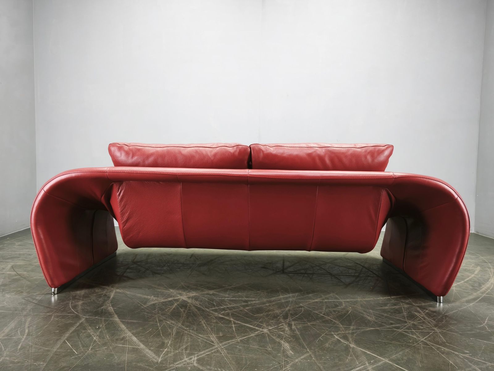 photo furniture Italiaanse rode leren bank van Divanotti, Postmodern, jaren 1990