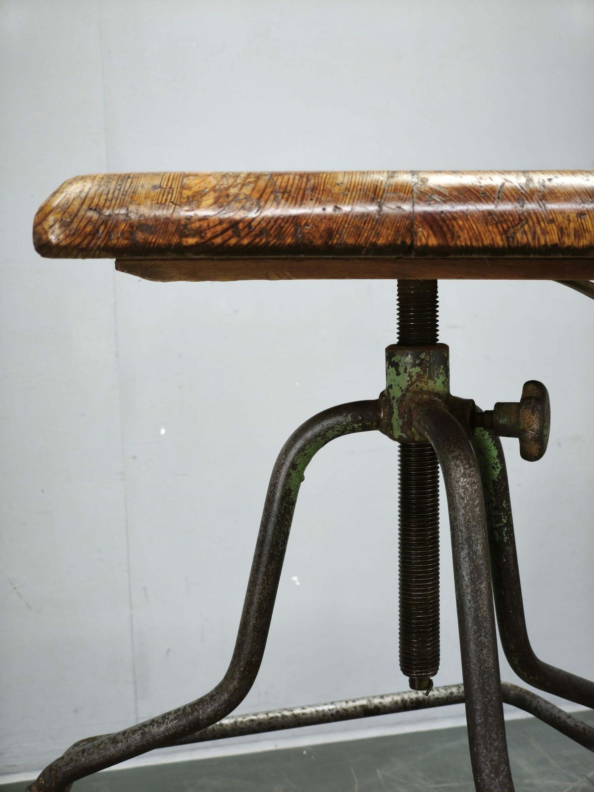 Chaise d'atelier pivotante à hauteur réglable, industrielle tchécoslovaque, années 1940 photo buy
