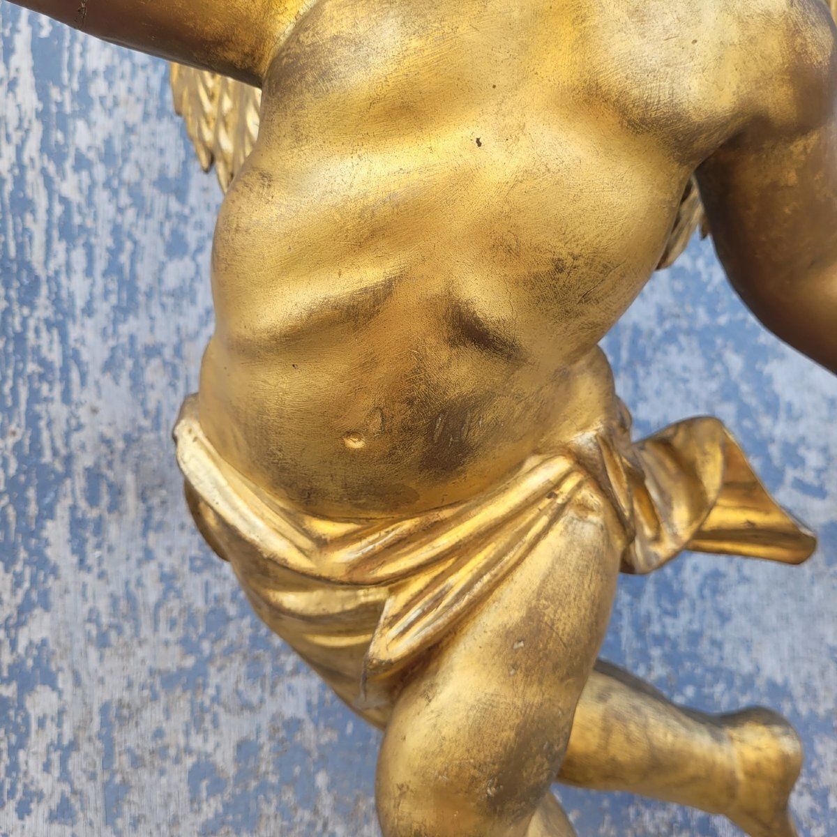 Putto ailé en bois doré tenant une lampe, Italie, XIXe siècle photo 950.0