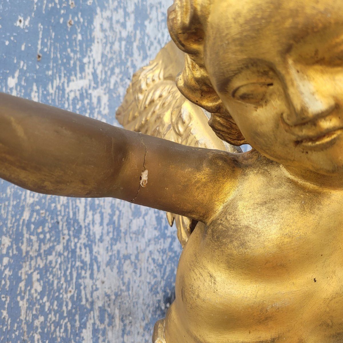 Putto ailé en bois doré tenant une lampe, Italie, XIXe siècle photo buy