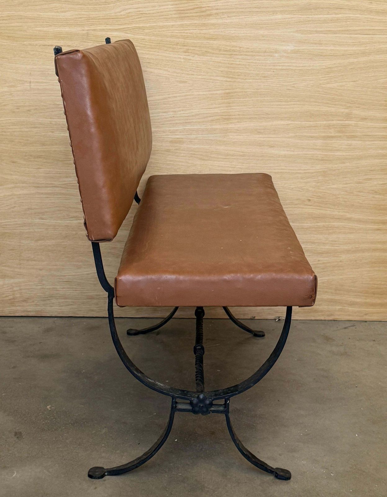 Banquette espagnole rustique et vintage, revêtement cuir et piétement en fer forgé photo buy