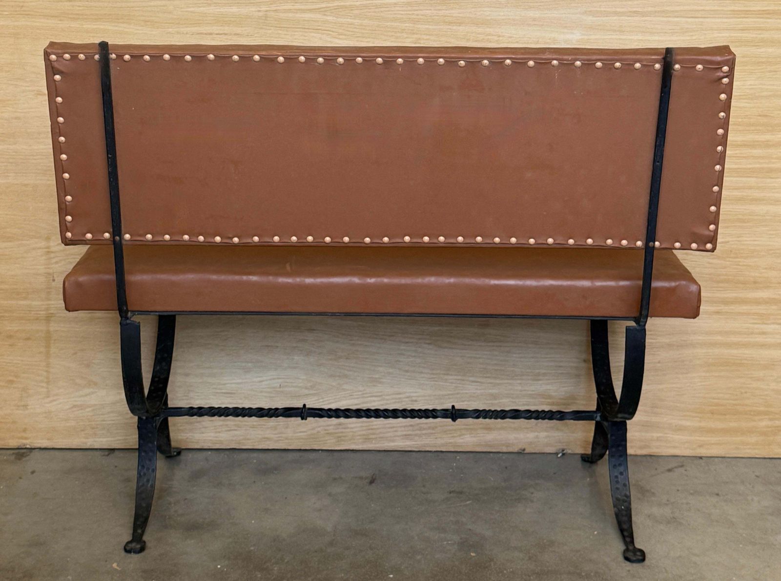 photo furniture Banquette espagnole rustique et vintage, revêtement cuir et piétement en fer forgé