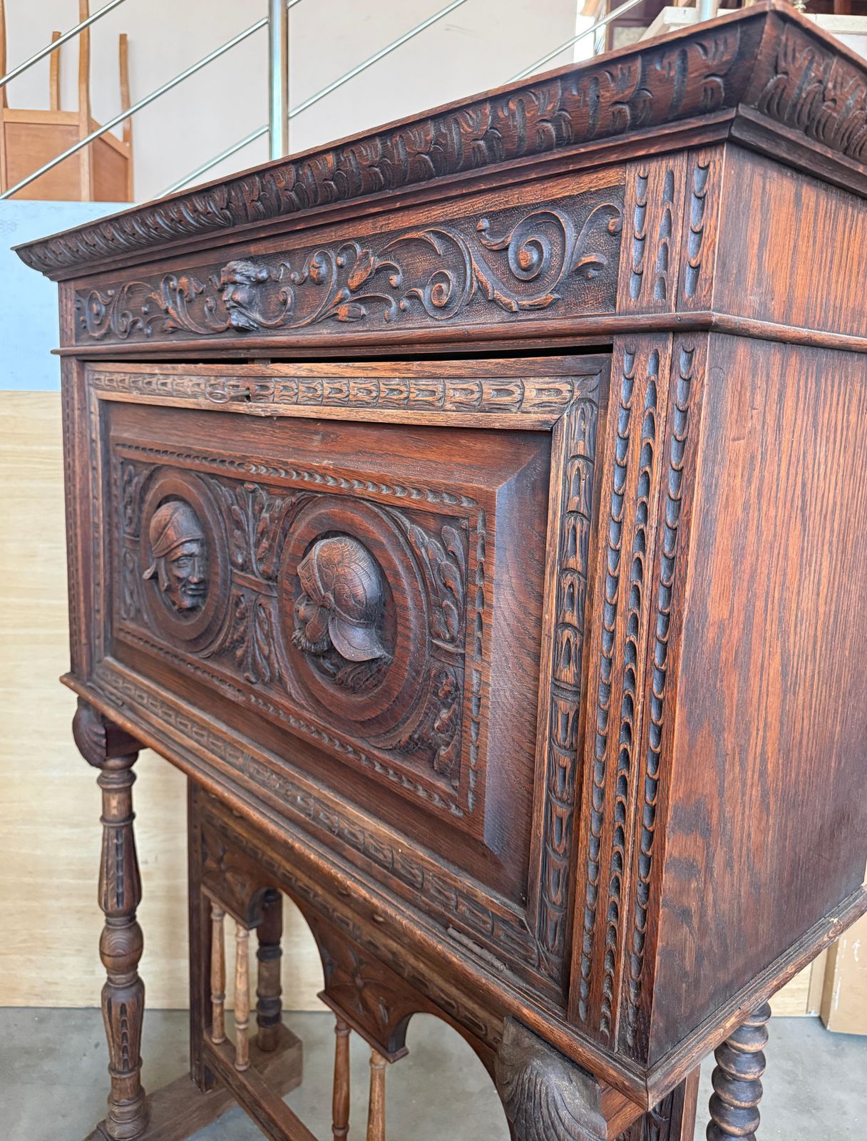 Cabinet d'époque Renaissance Revival en chêne sculpté à la main avec médaillons photo vintage