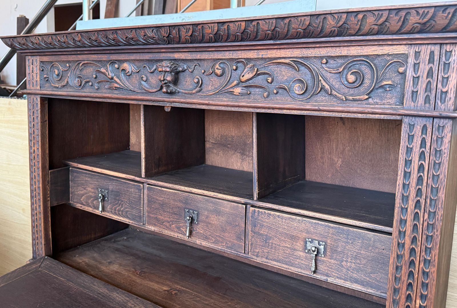 photo furniture Cabinet d'époque Renaissance Revival en chêne sculpté à la main avec médaillons