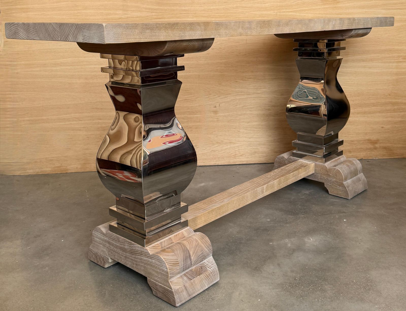 Table à manger moderne en bois massif, pieds centraux en métal poli sculpturaux photo 2532.0
