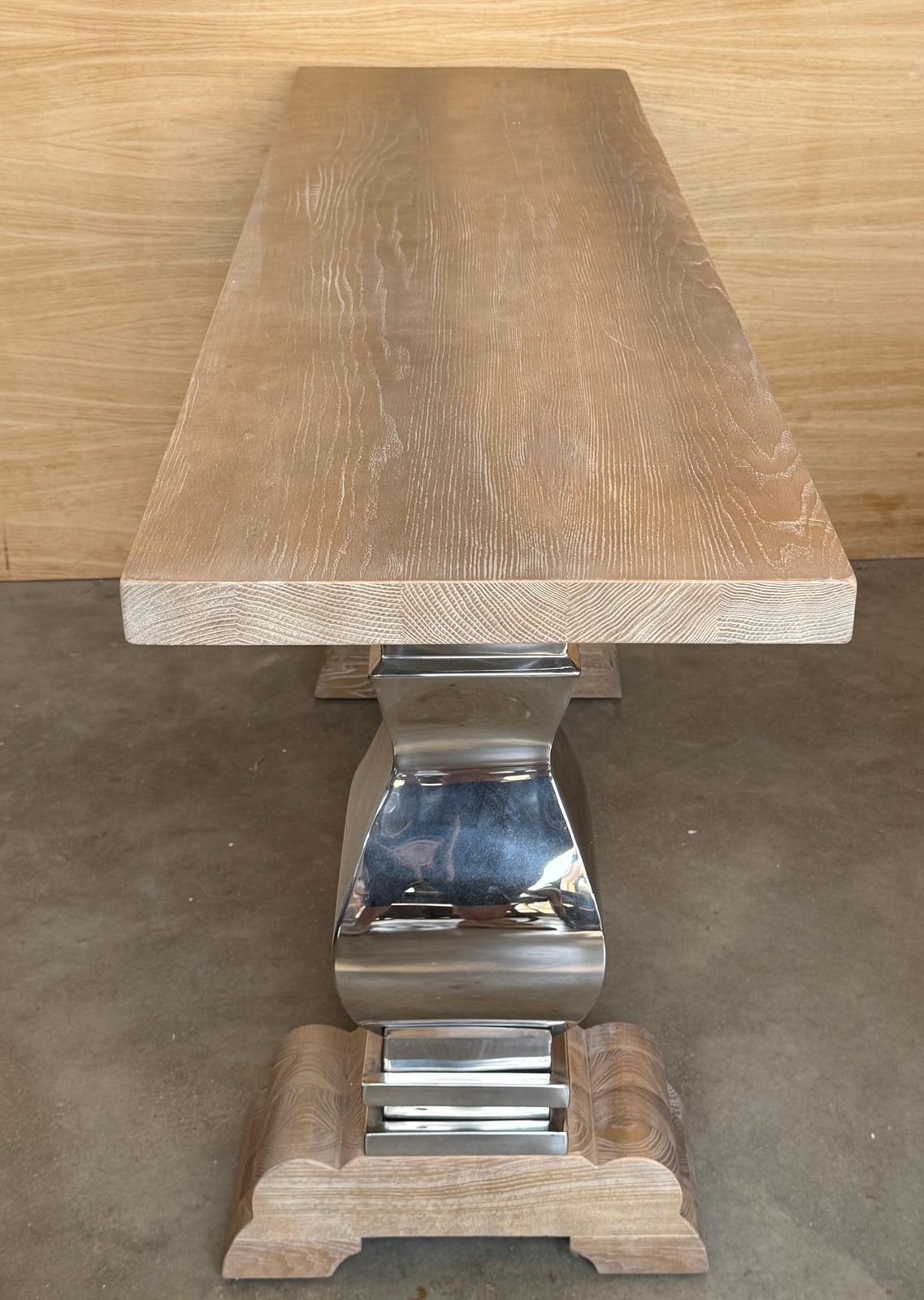 photo furniture Table à manger moderne en bois massif, pieds centraux en métal poli sculpturaux