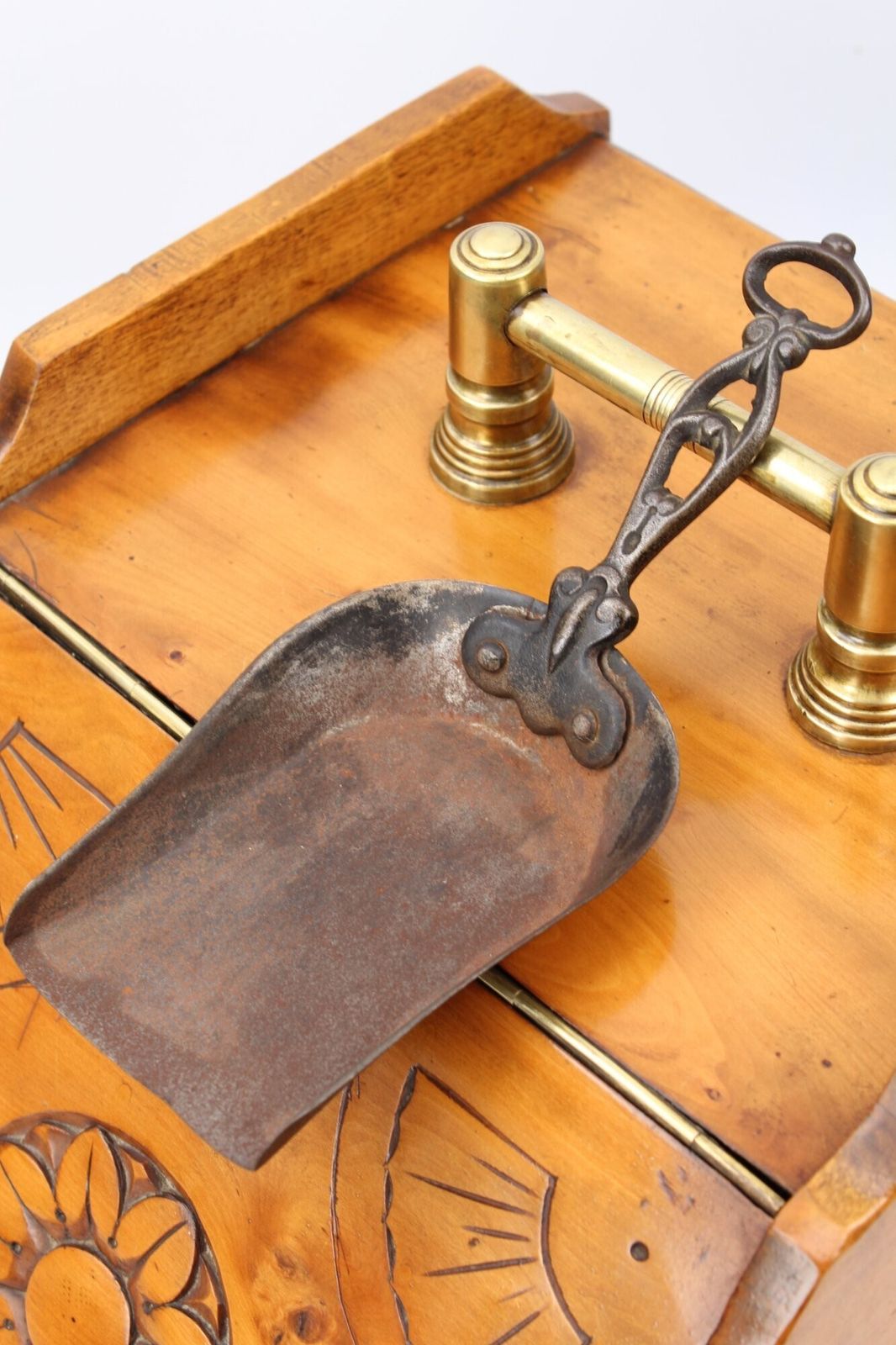 Victorian Coal Scuttle & Shovel photo vinterior