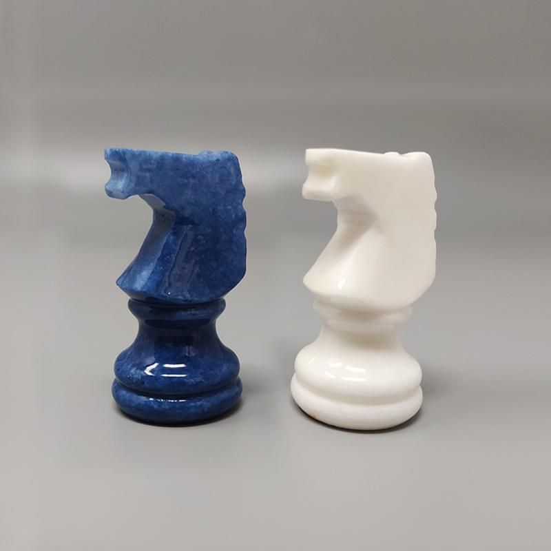 Décoration Jeu d'échecs vintage en albâtre de Volterra, bleu cobalt et blanc, Italie, années 1970 photo
