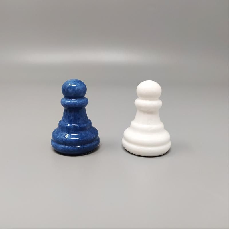 775.0 Jeu d'échecs vintage en albâtre de Volterra, bleu cobalt et blanc, Italie, années 1970 photo