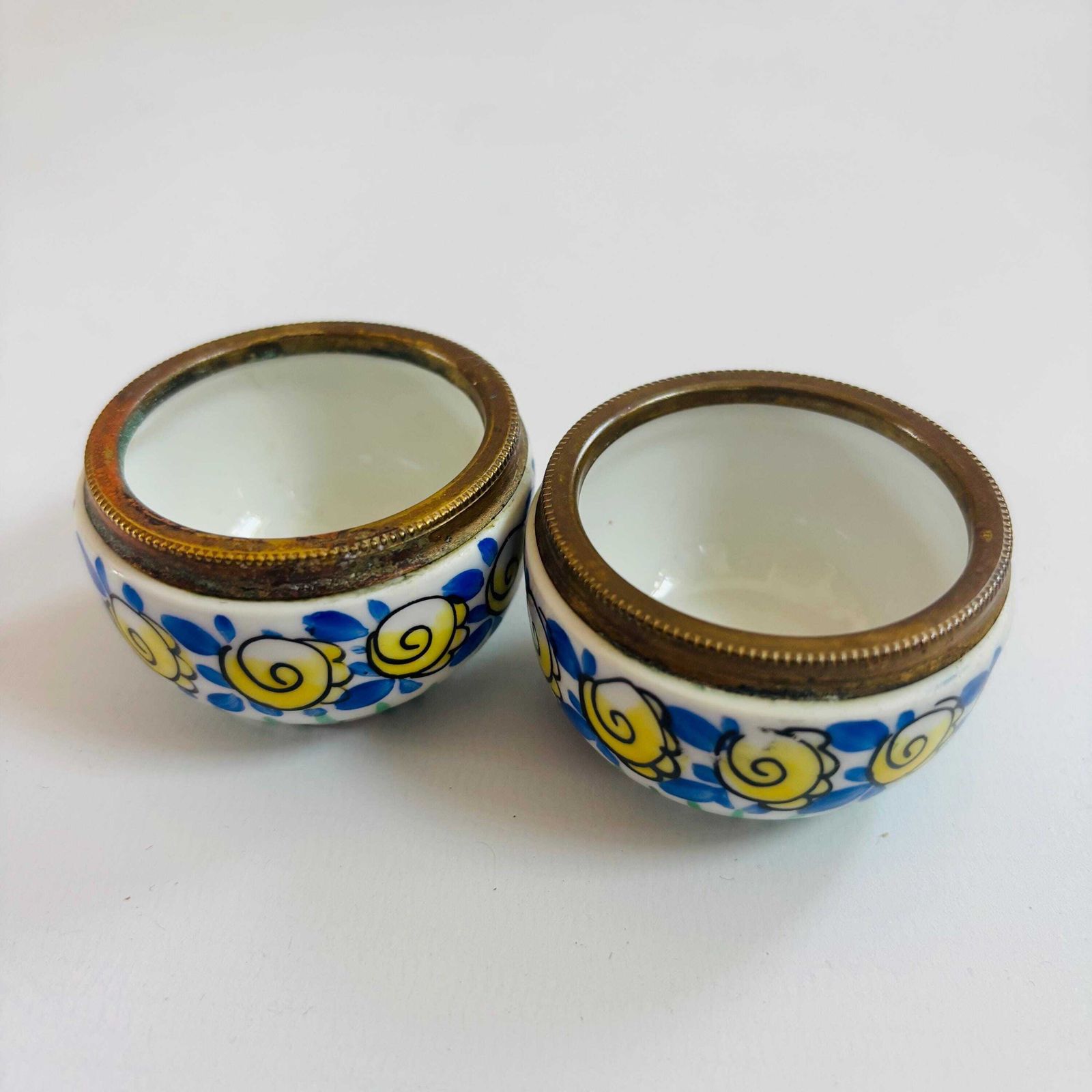 photo vinterior Rare paire de salières en porcelaine de Limoges peintes à la main, mid-century (signées « Bg »)