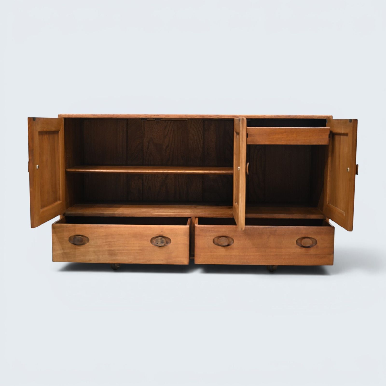 photo vinterior Ercol Windsor Sideboard Model Number 468 Stripped & Oiled Free Uk Delivery