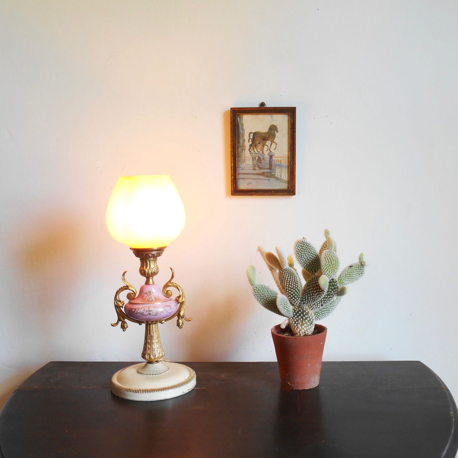 Lampe de table d'époque rose et dorée, abat-jour en verre opaline photo for sale