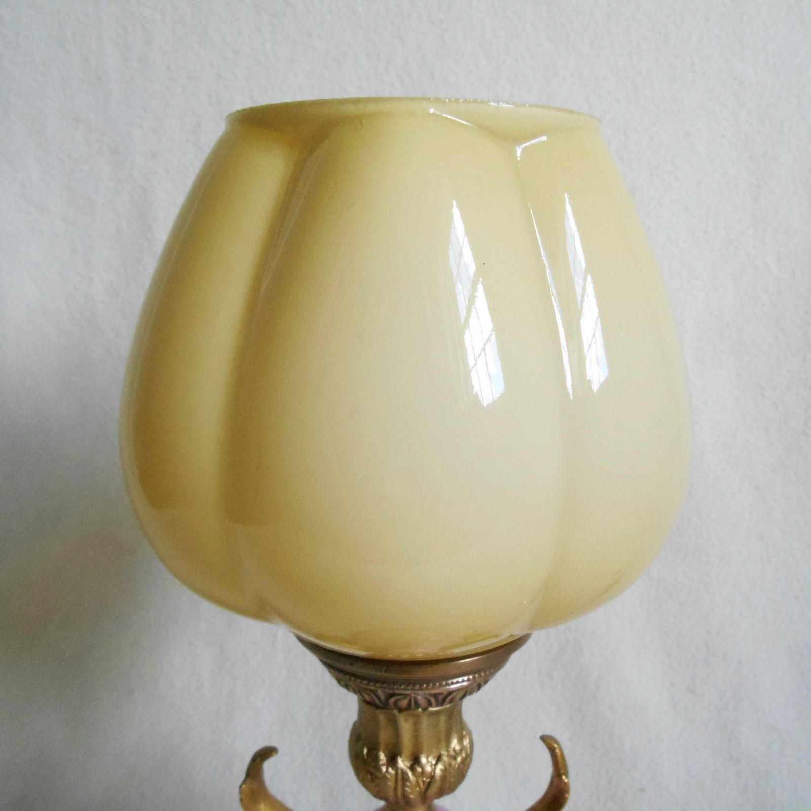 Lampe de table d'époque rose et dorée, abat-jour en verre opaline photo vintage