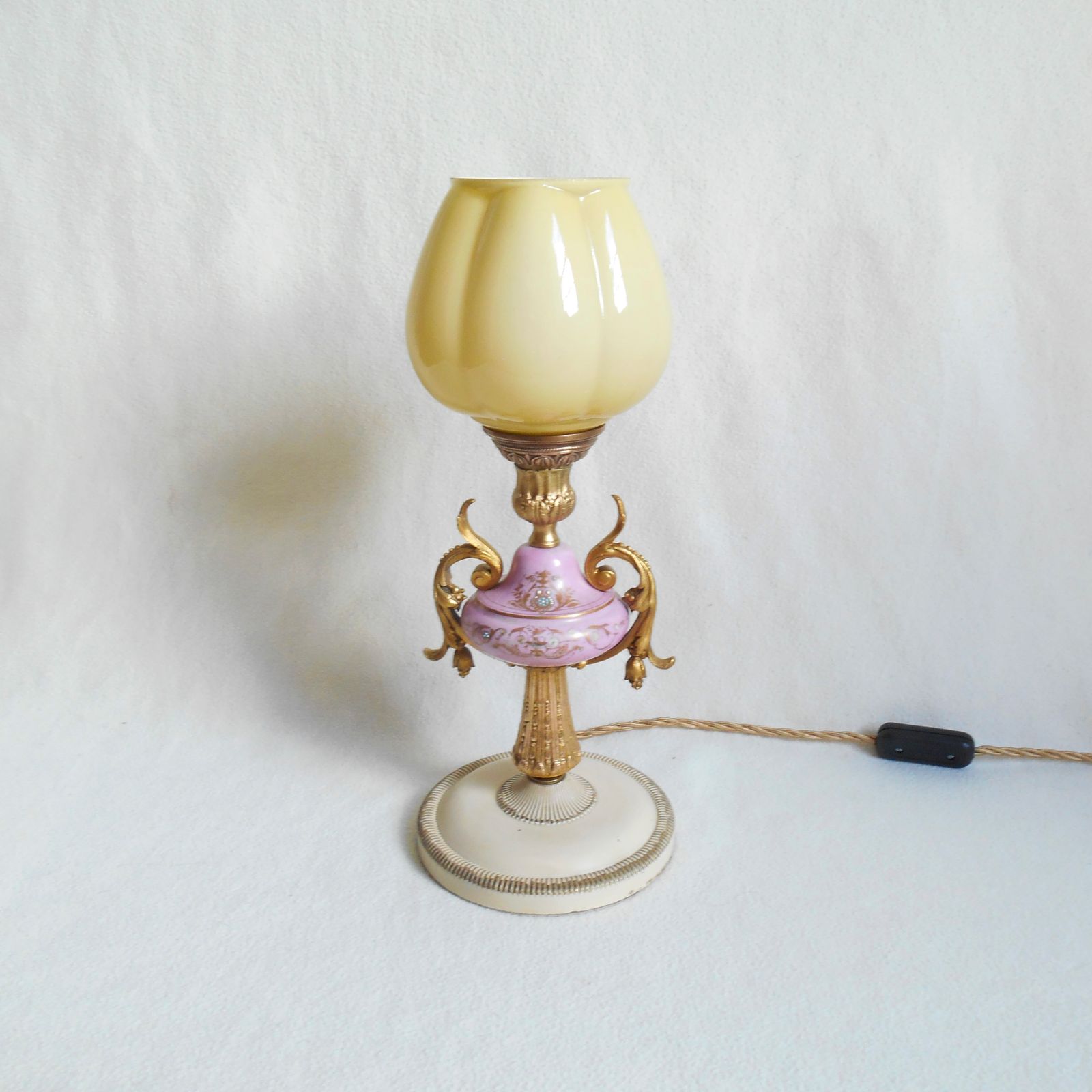 Lampe de table d'époque rose et dorée, abat-jour en verre opaline