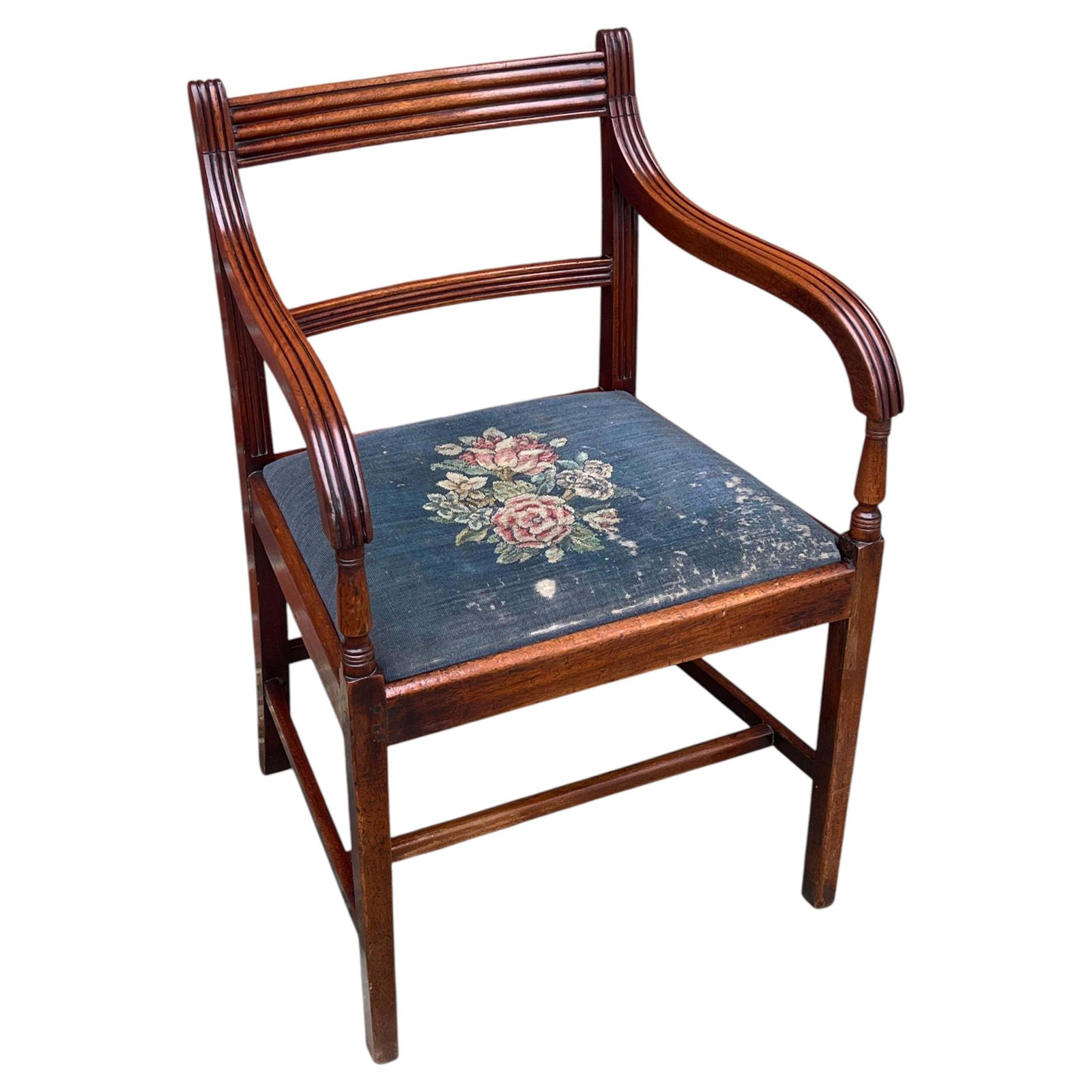 Georgische fauteuil, gesneden walnoot, Engels Sheraton-tijdperk, ca. 1800