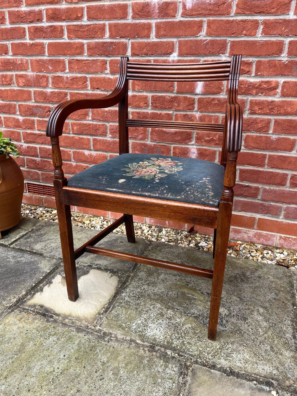 Georgische fauteuil, gesneden walnoot, Engels Sheraton-tijdperk, ca. 1800 photo buy