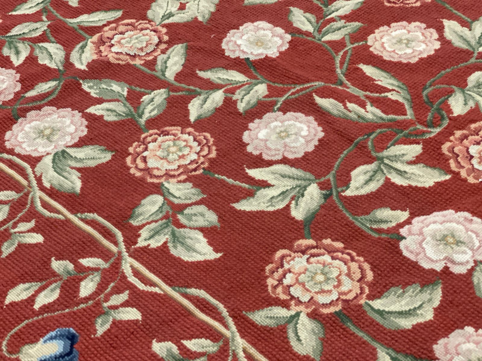Tapis traditionnel bordeaux de style Aubusson, motifs floraux, laine tissée à la main, point de tapisserie photo Textiles