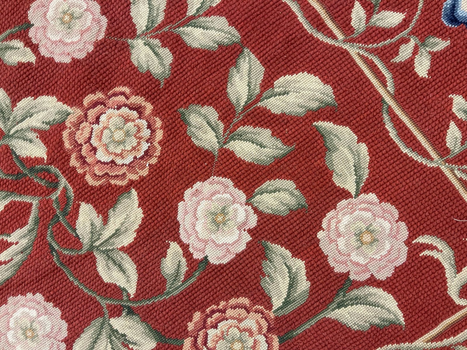 Tapis traditionnel bordeaux de style Aubusson, motifs floraux, laine tissée à la main, point de tapisserie photo vinterior