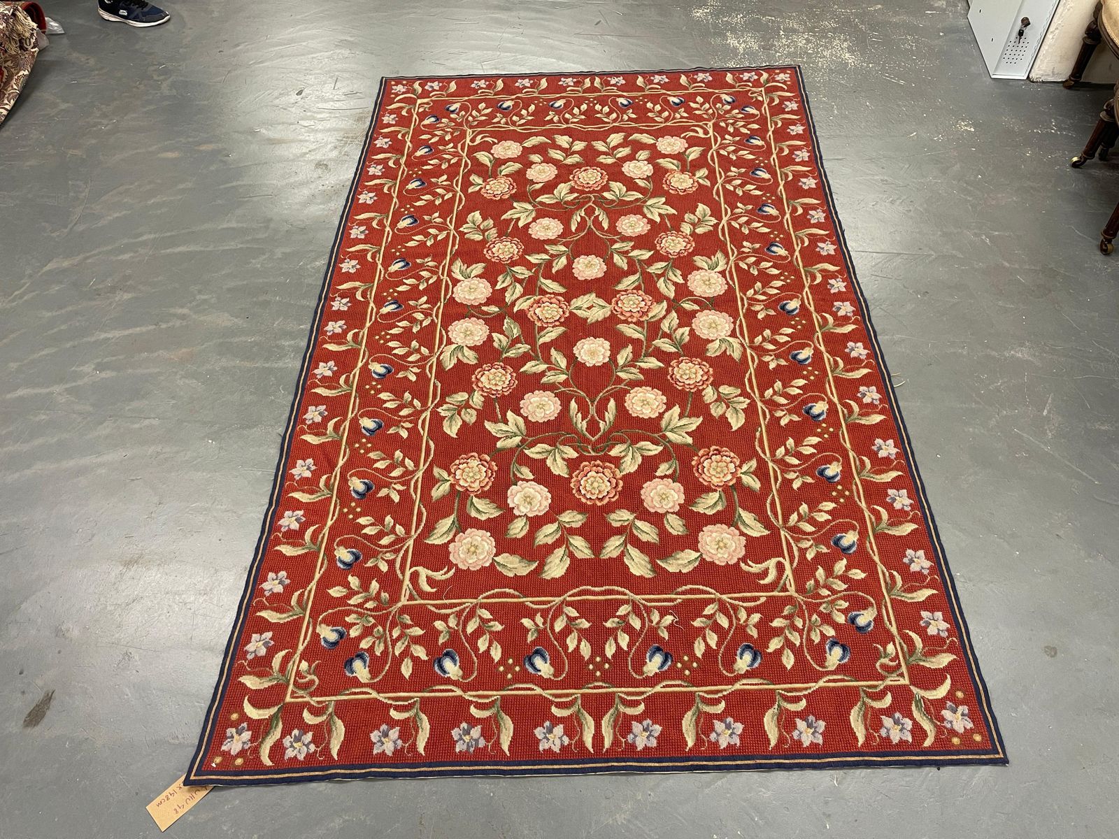 photo for sale Tapis traditionnel bordeaux de style Aubusson, motifs floraux, laine tissée à la main, point de tapisserie