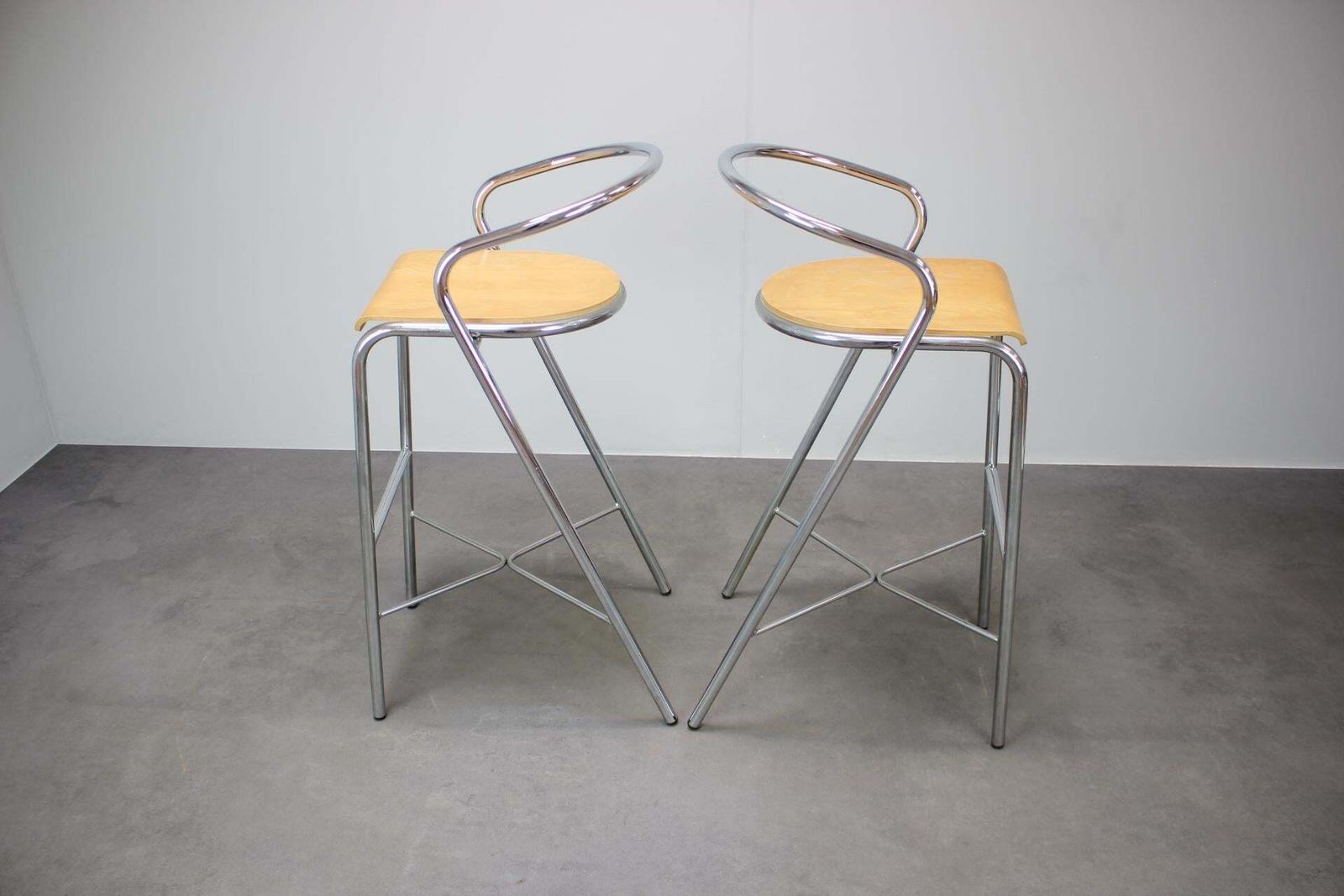 Paire de tabourets de bar Kovonax chromés à assises en bois courbé, République tchèque, 1999 photo Mobilier