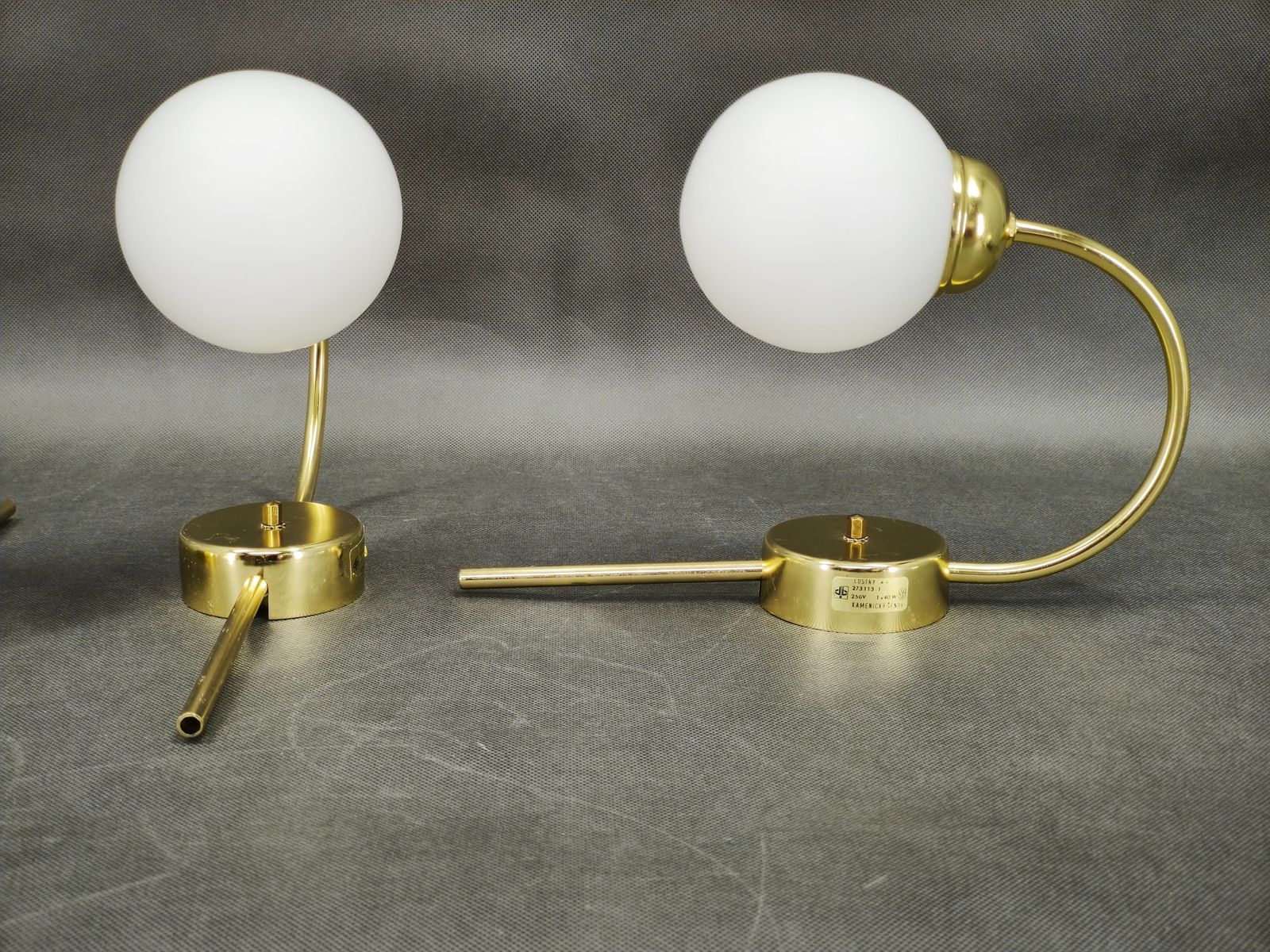 Set van drie Kamenický Šenov wandlampen van messing en opaalwit glas photo Verlichting