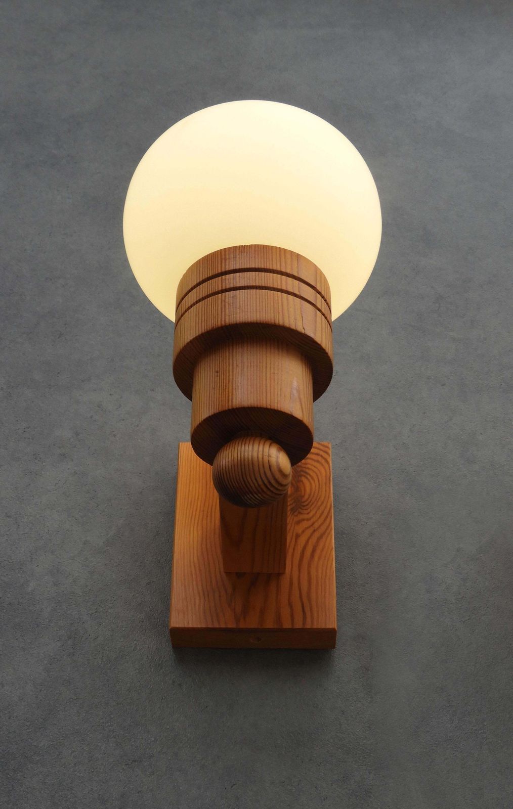 photo furniture Paar Zweedse Modern wandlampen van grenenhout en opaline glas, Aneta, ca. 1970