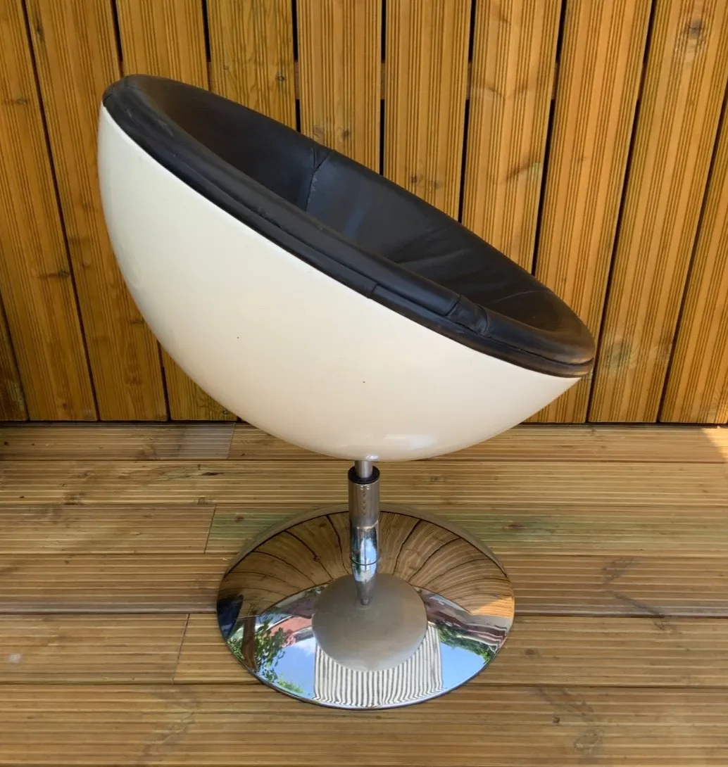 Black/White/Retro Swivel Pod / Egg Chair 1960  70s photo 451.0