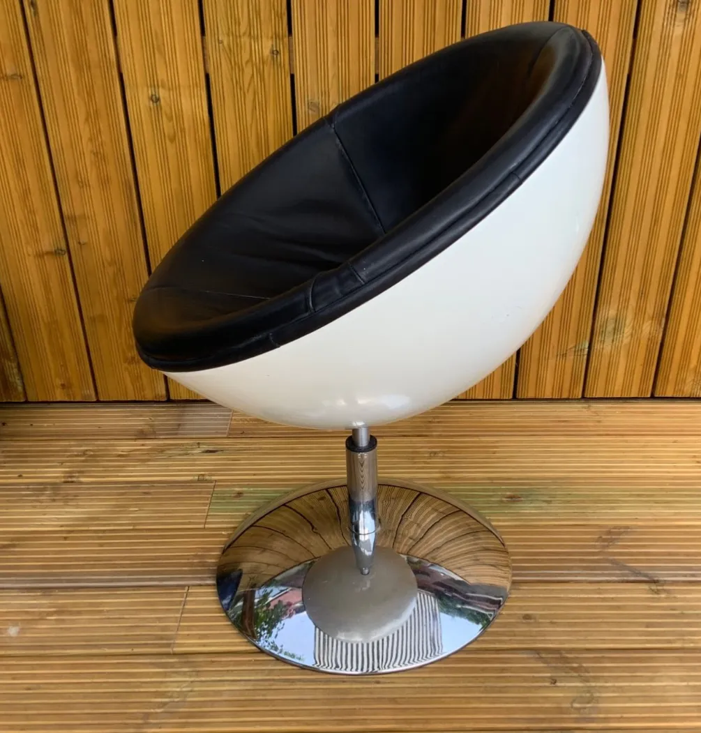 Black/White/Retro Swivel Pod / Egg Chair 1960  70s photo vinterior