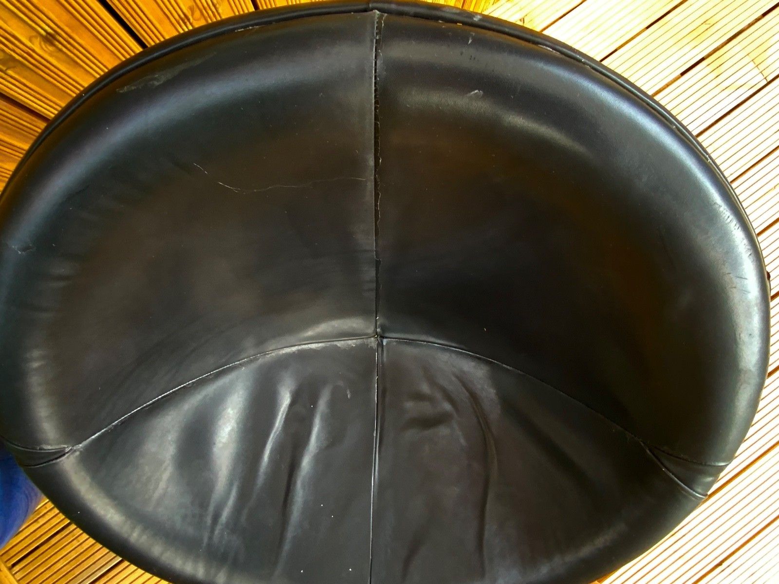 photo furniture Black/White/Retro Swivel Pod / Egg Chair 1960  70s