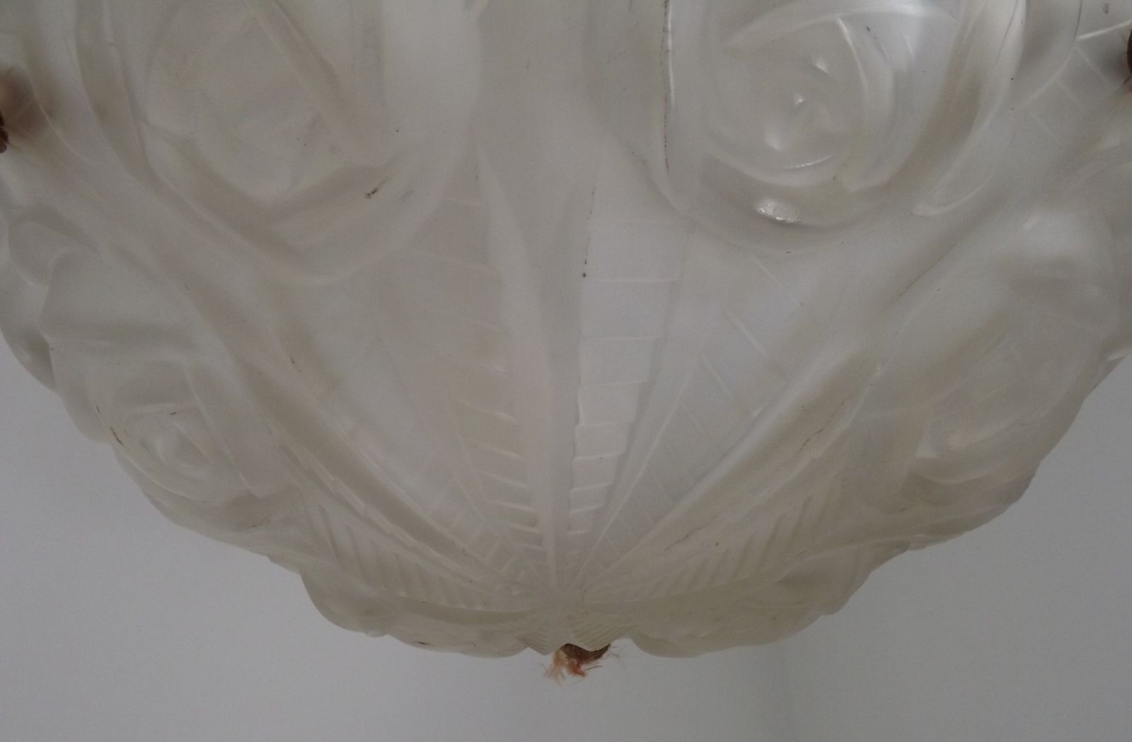 photo vinterior Plafonnier Art déco français, motifs de roses et décor abstrait, par Degué, vers 1930