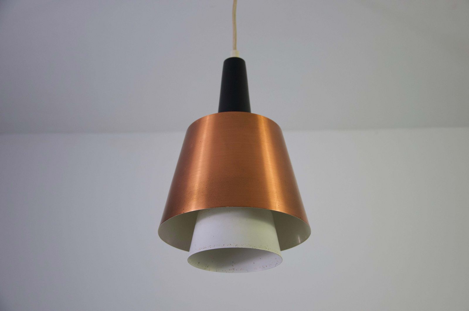 photo furniture Deense koperen hanglamp, jaren 1960