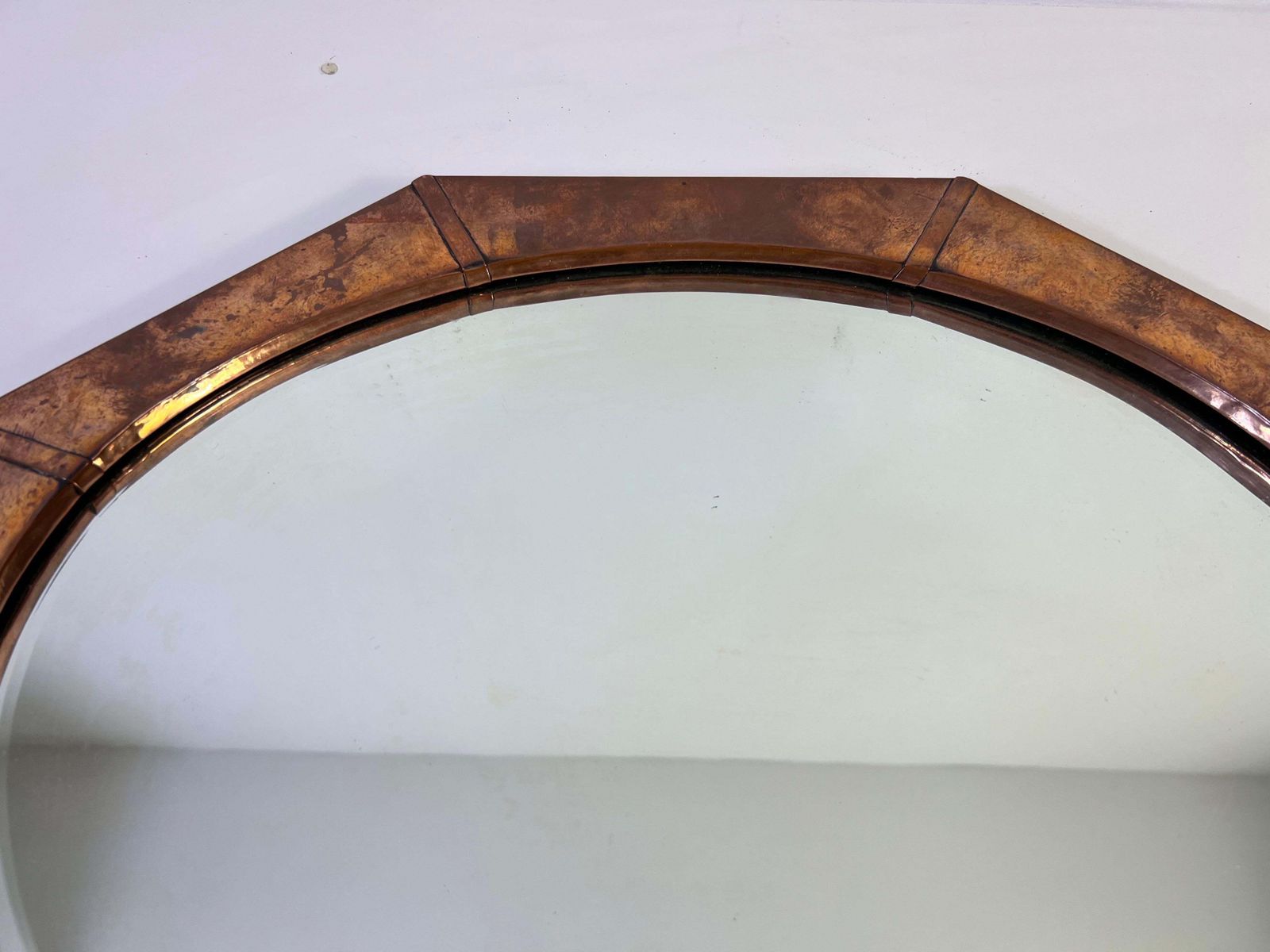 photo furniture Italiaanse koperen wandspiegel met lijst, jaren 1960