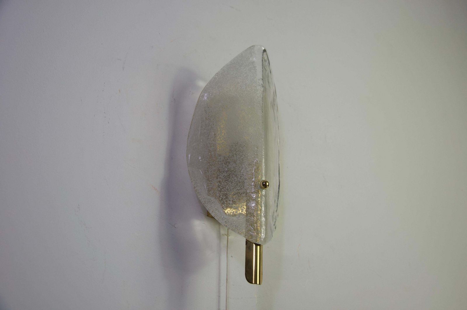 Wandlamp van messing en ijsglas door Kalmar Franken, Oostenrijk, jaren 1960 photo 334.0