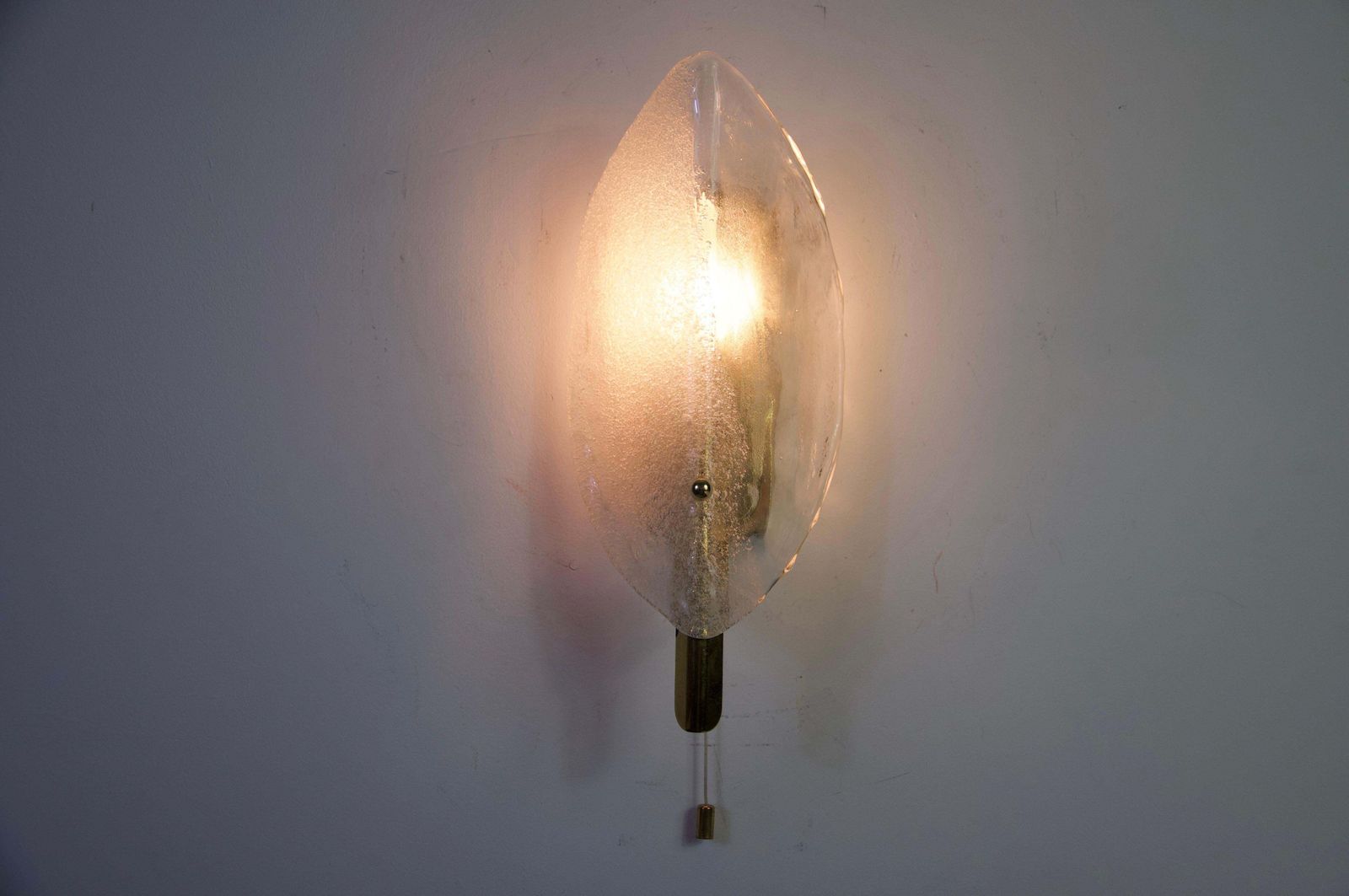 Wandlamp van messing en ijsglas door Kalmar Franken, Oostenrijk, jaren 1960 photo vintage