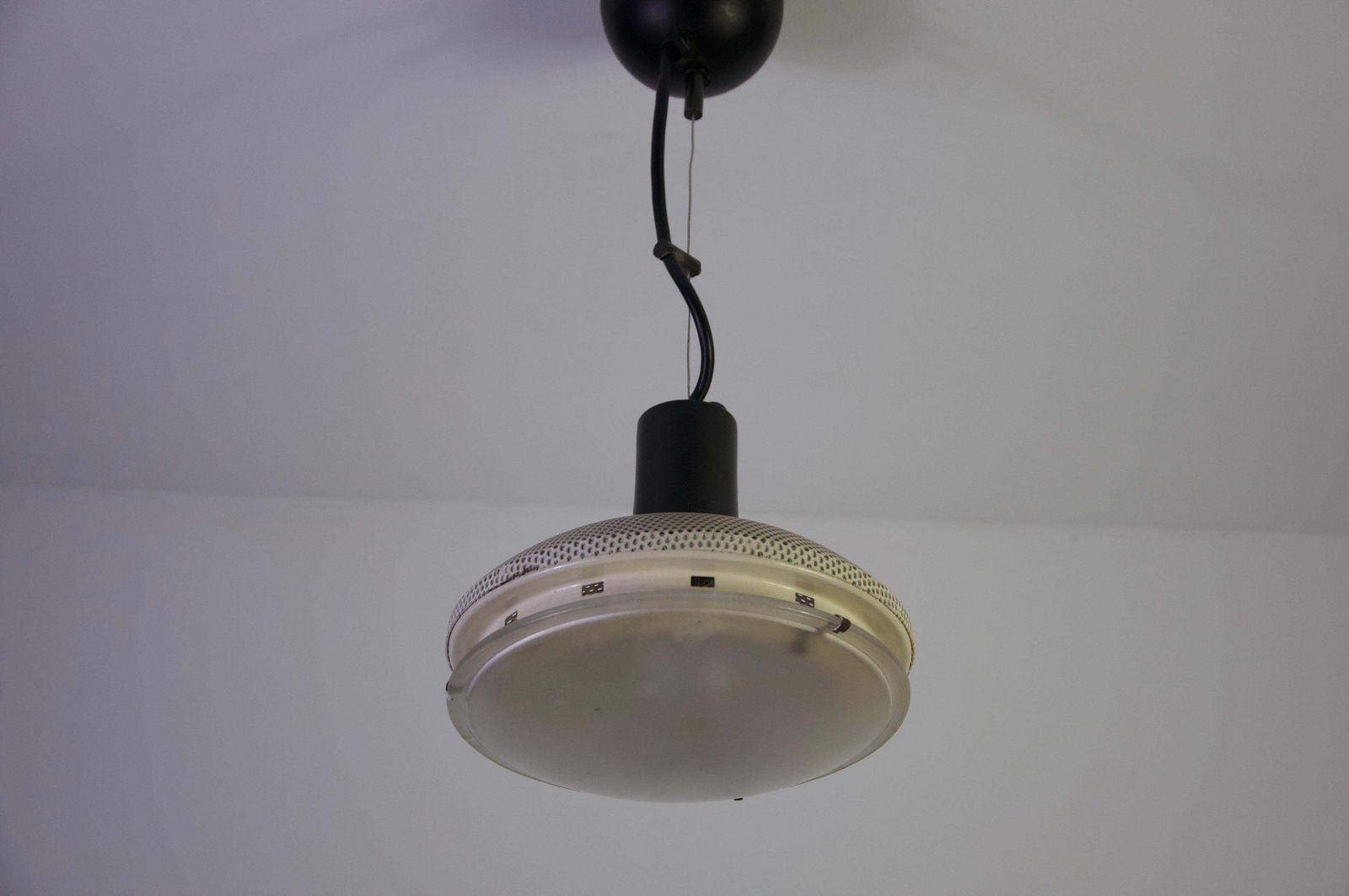 Witte Italiaanse plafondlamp, jaren 1970 photo furniture
